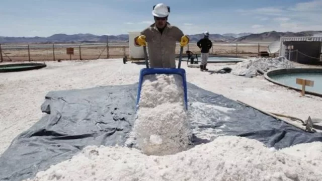 Mineras, a través de la CAEM, cuestionan fijación de precios de referencia del litio en Argentina