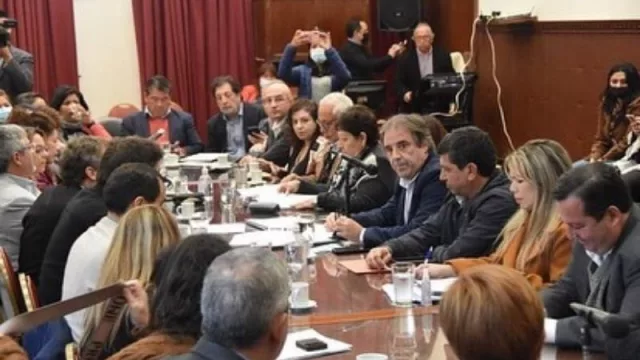Mesa de trabajo: representantes del sector empresarial y legisladores juntos en post de fortalecer los proyectos (entre ellos la posible creación de la Universidad Provincial del Trabajo)