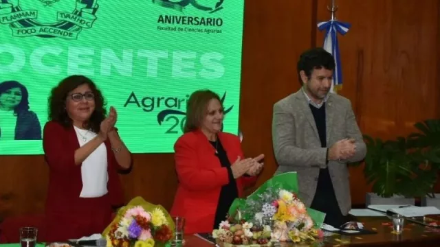 DECANA Y VICEDECANA DE LA FCA , DRA. NOEMÍ BEJARANO Y DRA. RAQUEL ROMEO.