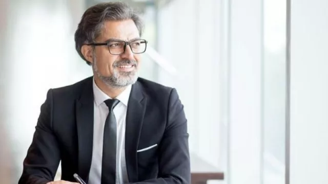 La vida (laboral) no termina a los 50: crece fuerte el número de personas empleadas "con canas"