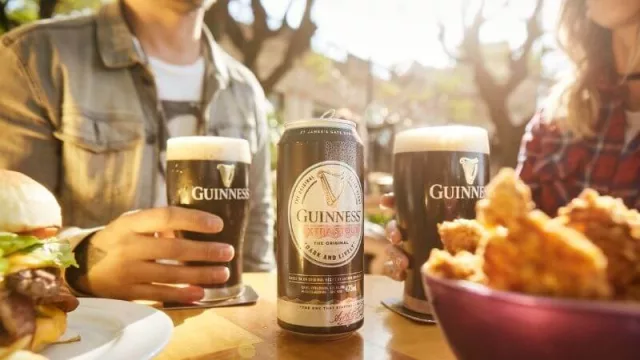 Vuelve la negra con mejor cuerpo: Guiness llega a las mesas de los bares (ahora made in Argentina)