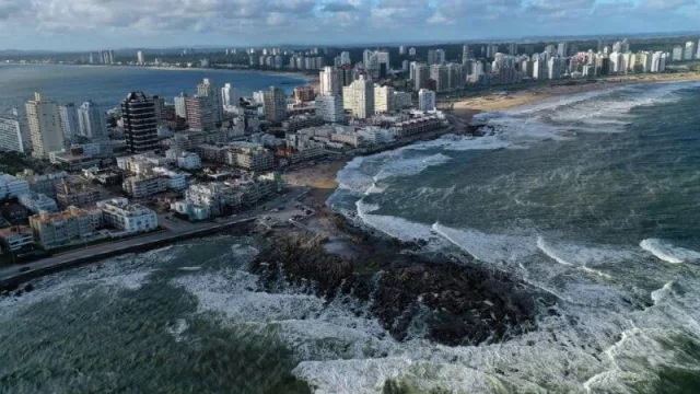 Uruguay descuenta todo el IVA a los turistas argentinos (se ahorrarían el 22% en consumos y servicios)