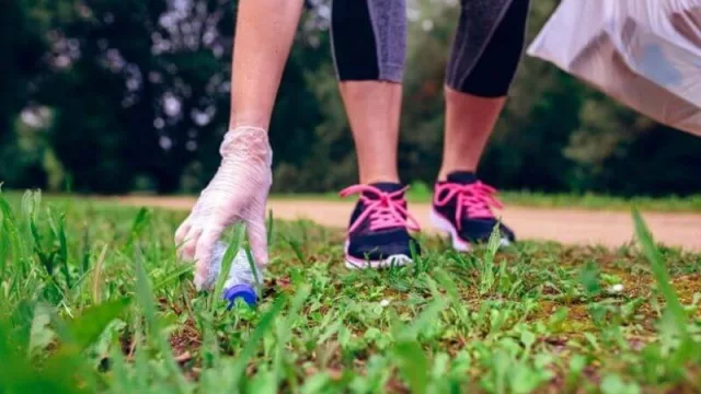 Si sos runner y además vas recogiendo basura, estás haciendo “plogging” (un nuevo deporte que es furor en Europa)