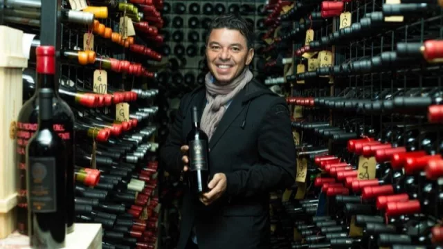 ¡Preparen el vino, que copas sobran! El “Muñeco” Gallardo lanza su vino “MG” Serie 0912 ($ 4.768 la botella y de la mano de Bodega Norton)