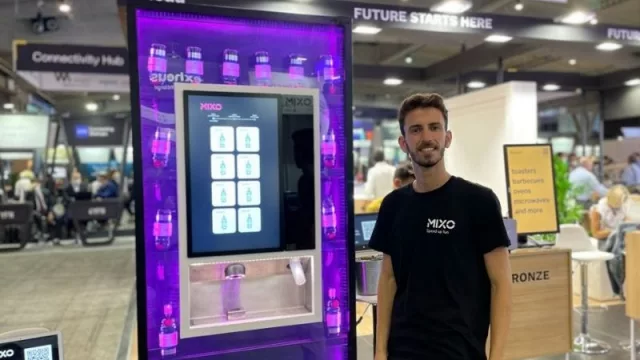 Este uruguayo quiere cambiar las largas esperas para tomar un trago en recitales y eventos masivos: así funciona Mixo (un vaso cada 15 segundos)