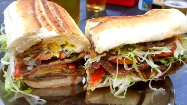 El sándwich de milanesa tucumano, la mejor comida argentina después del asado