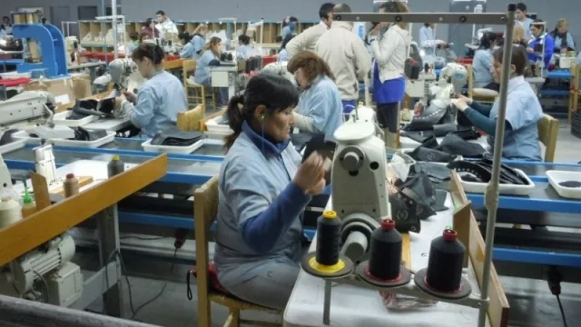 La fábrica de zapatillas Dass en el Dorado reincorporo trabajadores 