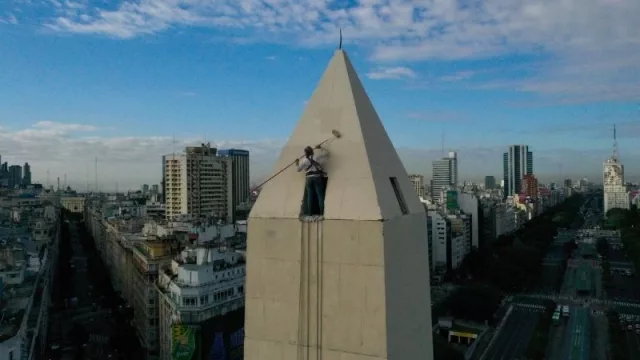 Este señor pintó el Obelisco porteño (mirá quién lo contrató y qué pintura está usando para celebrar los 85 años de este ícono)