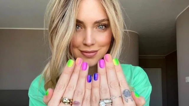 Confirman que las uñas flúor son la manicura del momento