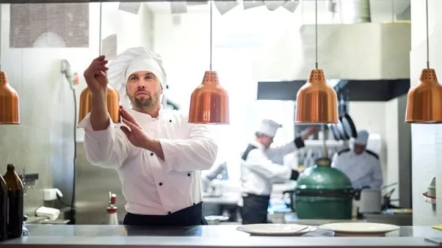 El negocio de los fogones fantasma que enamora al delivery y aterroriza a los vecinos (como una mini-industria en tu barrio)