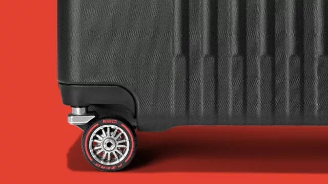 Todos tenemos una valija con rueditas, pero no ¡una Montblanc con mini neumático Pirelli!