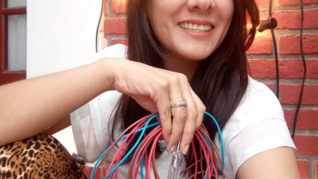 ¡Rompiendo estereotipos! Deléctrica, un espacio de aprendizaje sobre electricidad básica exclusivo para mujeres