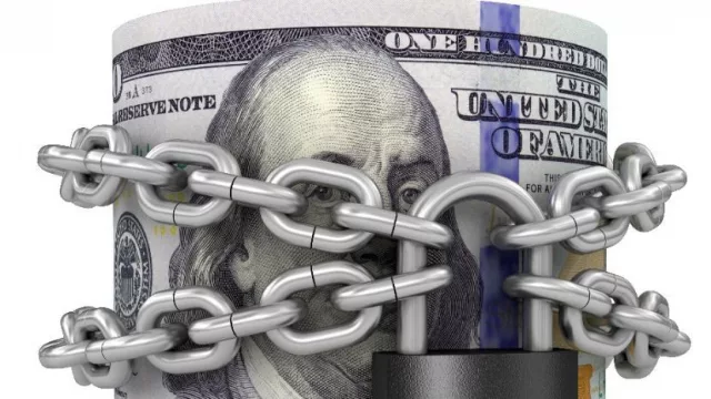 Efecto súper cepo: los depósitos en dólares cayeron más de u$s 2000 millones en un mes