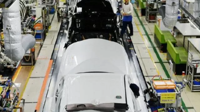 La actividad industrial operó en julio con 43% de capacidad ociosa y se demora la salida de la economía