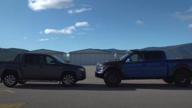 Inédito desafío entre una Ford F-150 Raptor y una Amarok V6