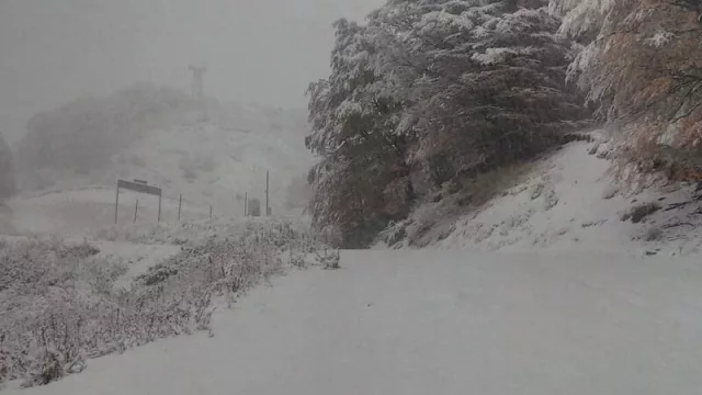 Empezó a nevar en Bariloche (y ya trabajan para no perder la temporada, que será sin extranjeros)