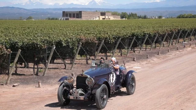 Calentando motores: llega una nueva edición del Rally de las Bodegas a Mendoza (con autos clásicos del siglo XX)