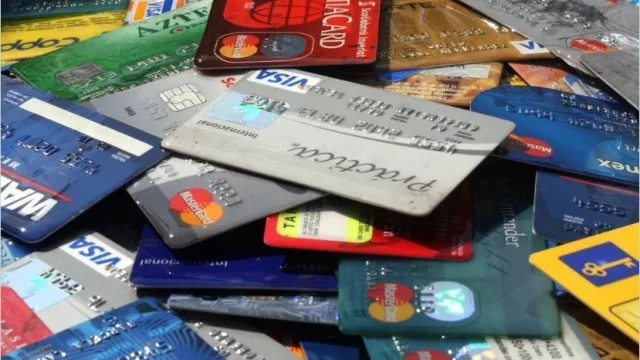 Impuesto PAIS: caen a la mitad consumos con tarjeta de crédito en dólares el exterior