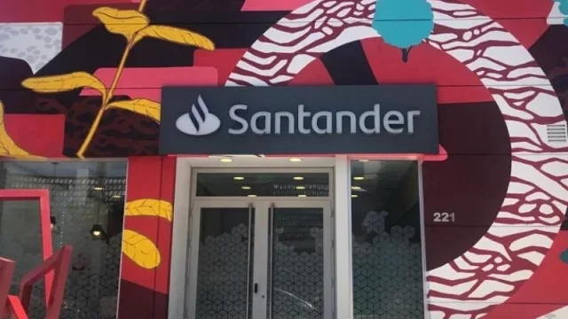 Hacia allá vamos: Santander abrió su primera sucursal 2.0 con sólo 5 empleados (y toda la tecnología)