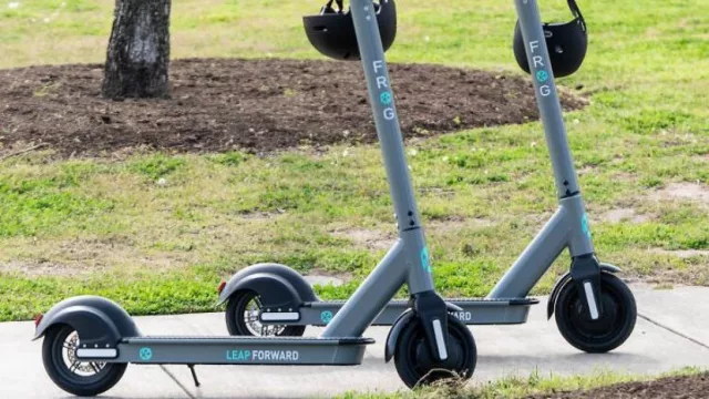 Por la crisis en Chile, otra empresa de monopatines frena sus planes de llegar a la Argentina