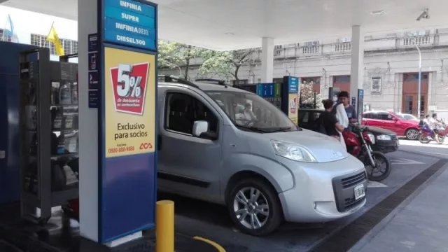 Tucumanos afectados por el incremento del combustible anunciado por el Gobierno
