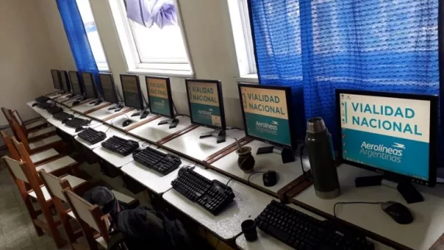 En un compromiso tech-friendly, Aerolíneas y Vialidad donan equipos informáticos a escuelas rurales