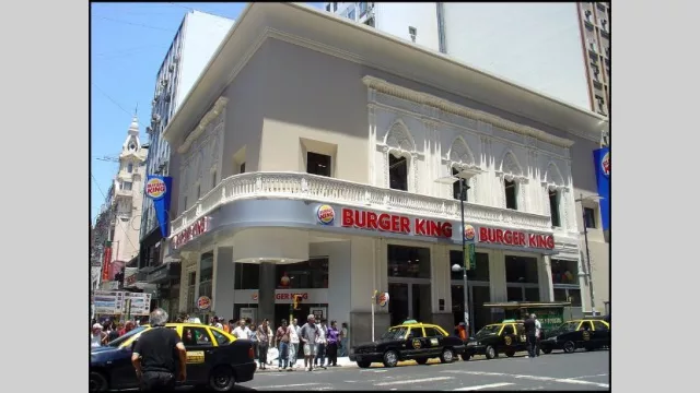 Más café y menos hamburguesas, la nueva receta de la dueña de Starbucks y Burger King