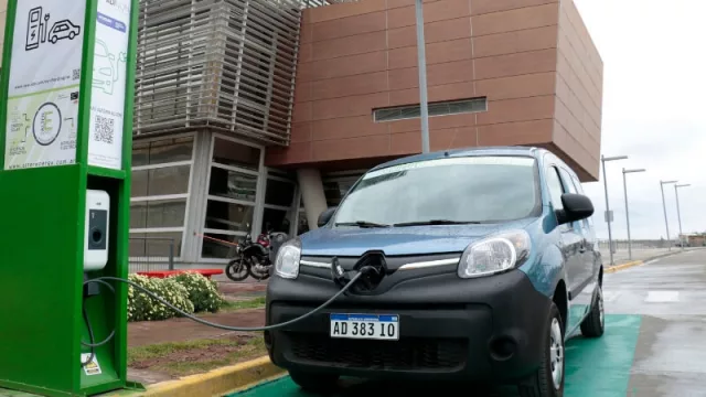 Inauguraron el primer cargador de autos eléctricos de la ciudad