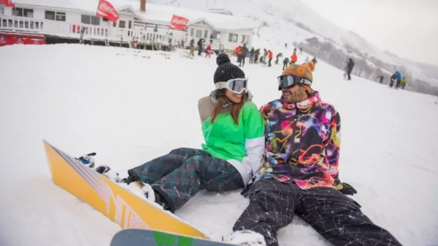 Empezó la temporada de nieve en Cerro Bayo, el centro de sky que convoca multitudes