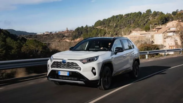 La nueva RAV4 llega con motor híbrido y precio competitivo