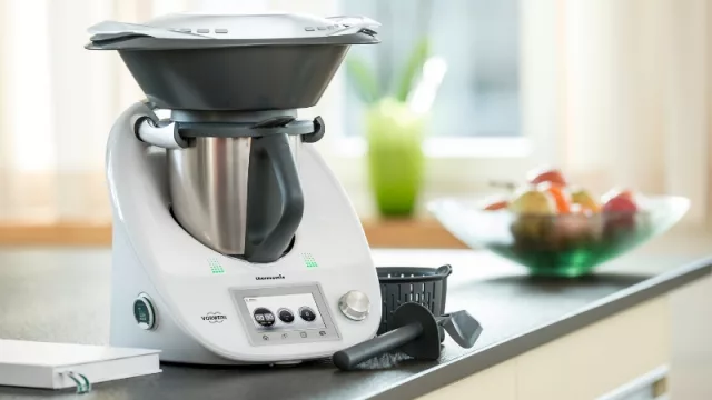 Este robot puede triturar, mezclar, cocinar al vapor, pesar, moler, batir, trocear, amasar y cocinar, claro