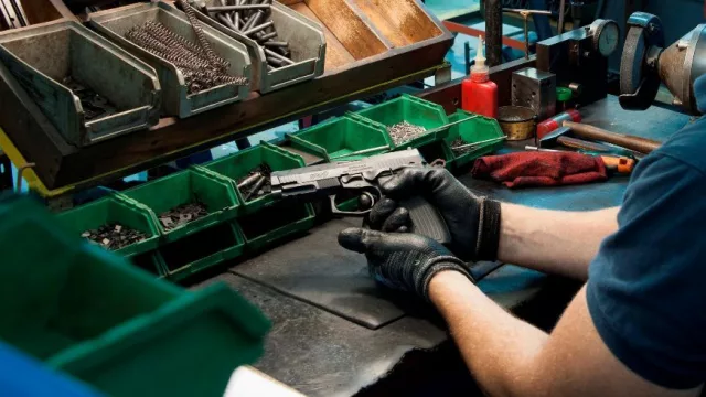 Cómo es por dentro la histórica Bersa, una de las principales fábricas de armas del país