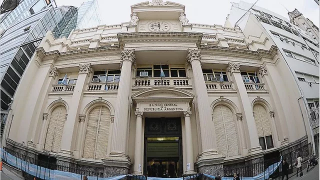 El Banco Central reaccionó al salto del lunes: aspiró más pesos y el dólar bajó