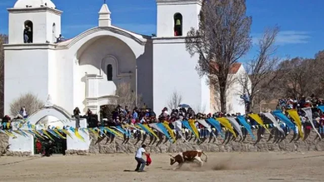 Vuelven los turistas al tradicional Toreo de la Vincha en Casabindo