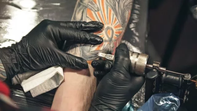 Los tatuajes aguijonean nuestro sistema inmunitario: estos son sus riesgos para la salud