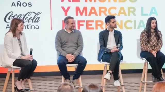 ¡Bodas de roble para Coca-Cola!: la favorita de los argentinos cumplió 80 años en el país (y apuestan por más, con mirada sustentable)