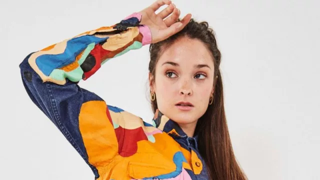 Art Denim: Santista Jeanswear presenta una alianza con la artista Sole González