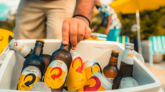 La historia de Skol, la cerveza británica que está en todas las playas de Brasil y le disputa el liderazgo a Brahma