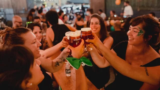 Cerveza Patagonia festeja la suerte de tener con quien brindar en San Patricio (viví la celebración también en el refugio de Jujuy)