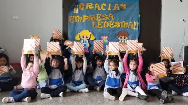 Ledesma acompaña con cuadernos y material de estudio a los estudiantes de la región de Yungas (que representa más de $ 3 millones)