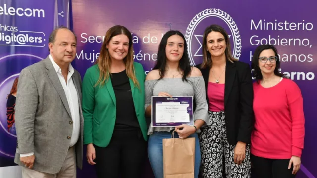 Niñas y adolescentes en el camino digital: más mujeres interesadas con Chicas digit@lers (formación de habilidades)