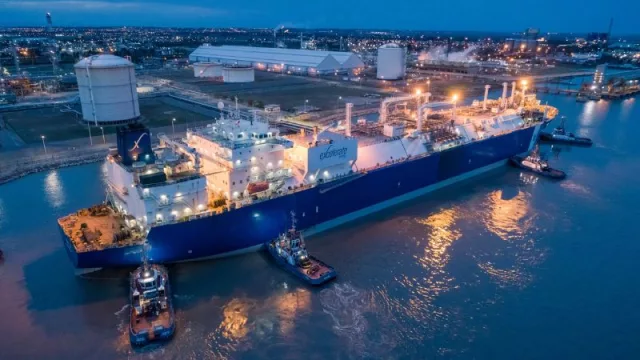 Las importaciones de energía se desploman y dan un alivio al dólar