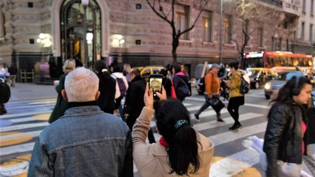Dólar: por la devaluación, se esperan más tours de compras de turistas extranjeros a la Argentina