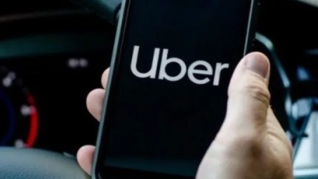 Uber (incluido su servicio de motos) llegó a Santiago (cuánto puede ganar un chofer con los bonos de lanzamiento)