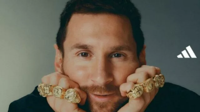 Adidas celebra a Lionel Messi con acción crossing (con la temática de los 8 Anillos, en honor a sus Balones de Oro)