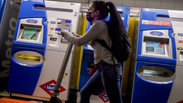 C. de Madrid prohíbe el acceso al metro y autobús con patinete y monociclo eléctrico (expulsión y 200 euros de multa)
