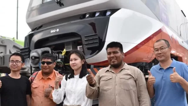 Cientos de jujeños y jujeñas recibieron las duplas del Tren Turístico Solar de la Quebrada (el primero del país y único en Latinoamérica)