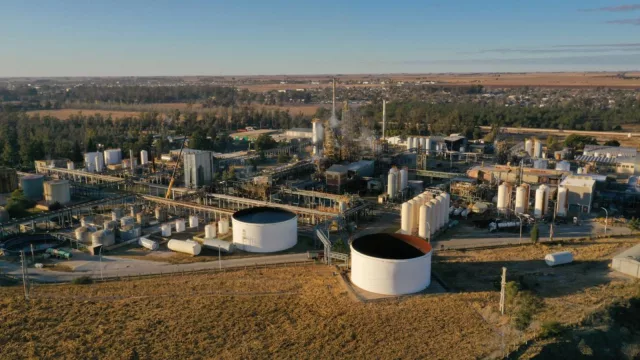 Por segunda vez en el año, una de las mayores petroquímicas de la Argentina para su planta y suspende personal