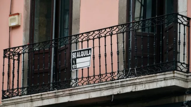 Irse a vivir de alquiler hoy supone destinar más del 35% de los ingresos familiares (y Baleares, madrileños y catalanes registran la mayor tasa de esfuerzo para cumplir con el alquiler)