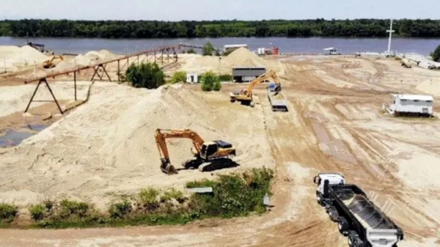 YPF impulsa la construcción de un tren para transportar arena silícea hacia Vaca Muerta
